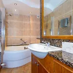 Courtyard With Free Onsite Parking, Garden, Short Flat Walk To Town Appartement