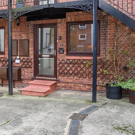 Apartment Courtyard With Free Onsite Parking, Garden, Short Flat Walk To Town Whitby