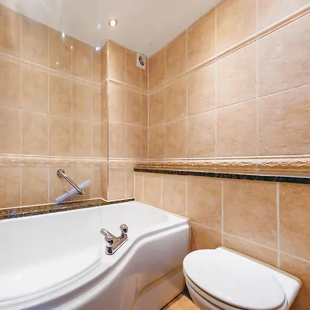 Courtyard With Free Onsite Parking, Garden, Short Flat Walk To Town *