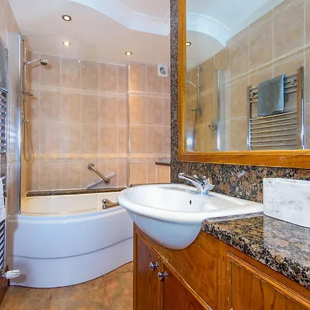 Courtyard With Free Onsite Parking, Garden, Short Flat Walk To Town شقة