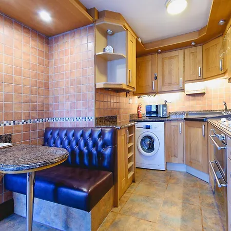 Apartment Courtyard With Free Onsite Parking, Garden, Short Flat Walk To Town