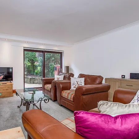 Courtyard With Free Onsite Parking, Garden, Short Flat Walk To Town Apartment *