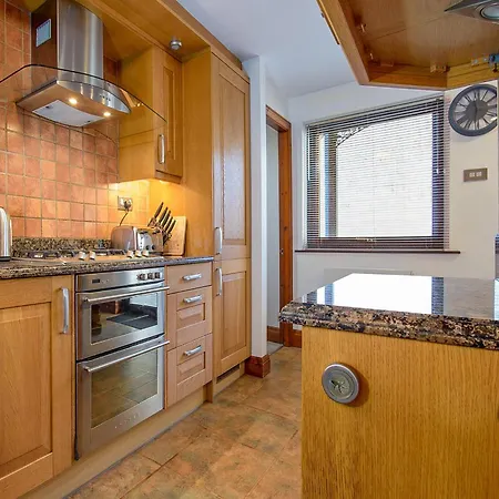 Courtyard With Free Onsite Parking, Garden, Short Flat Walk To Town