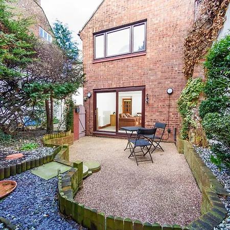 Courtyard With Free Onsite Parking, Garden, Short Flat Walk To Town Apartment *