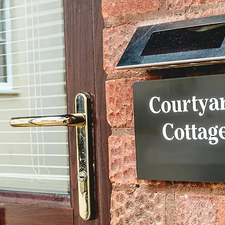 Courtyard With Free Onsite Parking, Garden, Short Flat Walk To Town شقة ويتبي