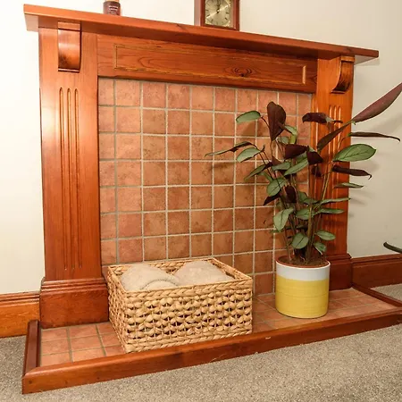 Courtyard With Free Onsite Parking, Garden, Short Flat Walk To Town Apartment *