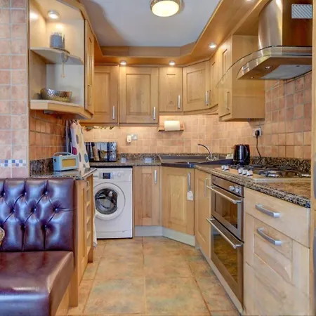 Courtyard With Free Onsite Parking, Garden, Short Flat Walk To Town Apartment Whitby