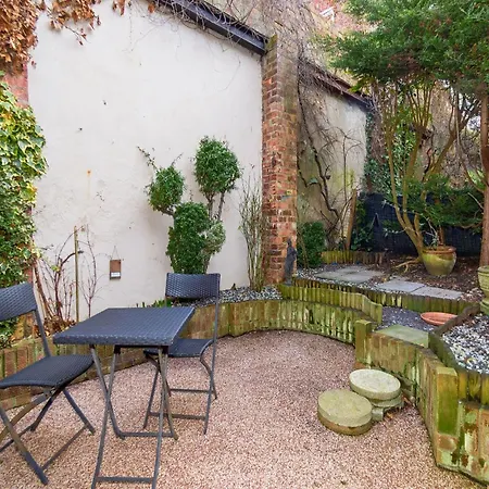 Apartamento Courtyard With Free Onsite Parking, Garden, Short Flat Walk To Town *