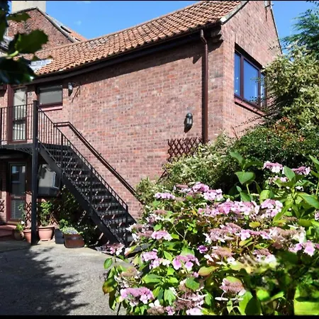 公寓 Courtyard With Free Onsite Parking, Garden, Short Flat Walk To Town *