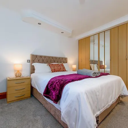 Courtyard With Free Onsite Parking, Garden, Short Flat Walk To Town 惠特比